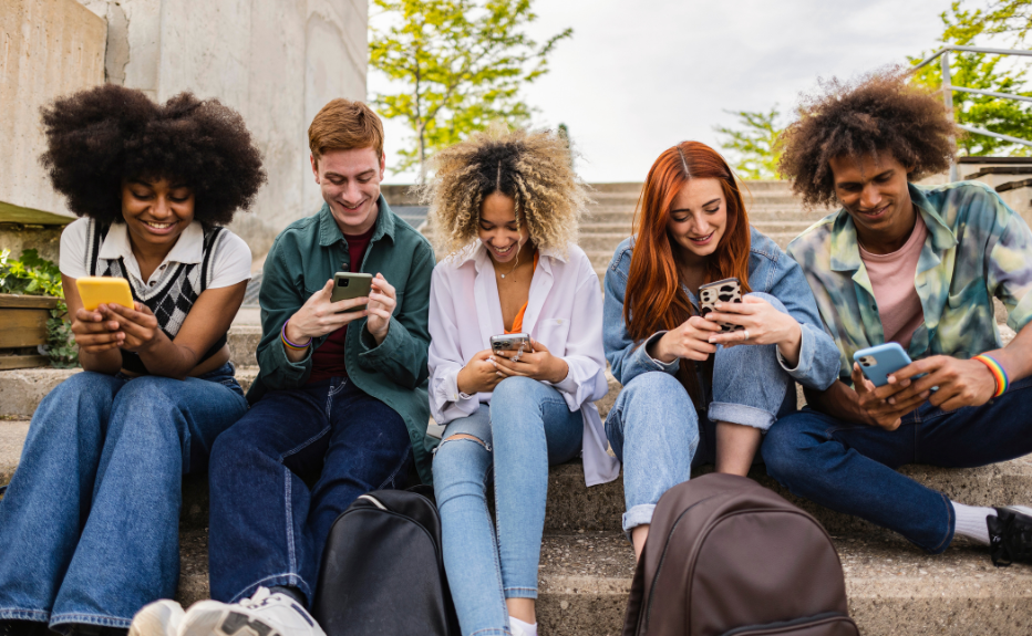 Community manager auto-école gérant les réseaux sociaux